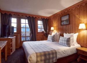 梅杰夫La Ferme du Golf的酒店客房,配有床和电视