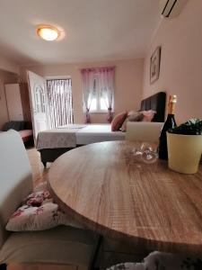 罗佐瓦克Apartmani Marijana的客厅配有桌子和沙发