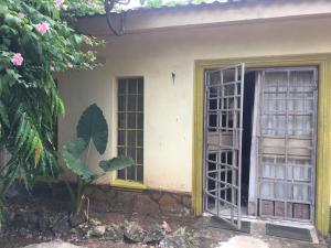 蒙巴萨Tropical paradise的房屋设有2扇窗户和1扇门
