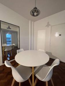 布宜诺斯艾利斯Hermoso 2 ambientes en Obelisco的白色的用餐室配有桌椅