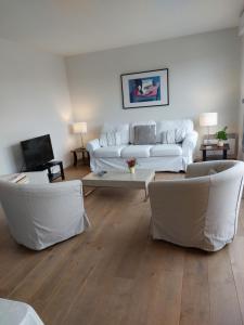 里尔Suite Molinel的客厅配有白色的沙发和桌子
