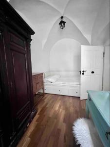 卡姆尼克Medieval Castle in Kamnik City Center - Trutzturn的一间白色的房间,配有床和门
