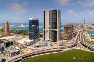 迪拜Everluxe Palm Views 3 Bedroom的城市空中景观高楼