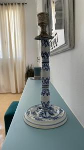 突尼斯Nomads Hostel Tunisia的一张桌子上的一个蓝色和白色的花瓶