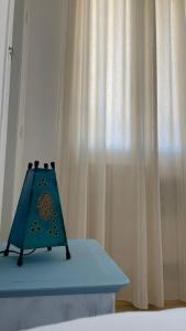 突尼斯Nomads Hostel Tunisia的 ⁇ 床边的蓝色书
