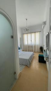 突尼斯Nomads Hostel Tunisia的一间白色客房内的床铺卧室