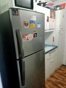 圣地亚哥Habitaciones Pabla的厨房配有带磁铁的不锈钢冰箱