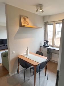 玛丽港Lägenhet på markplan的厨房以及带桌椅的用餐室。