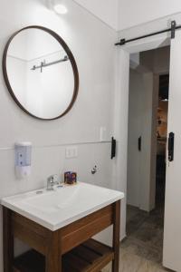 梅赛德斯LA CASA DE AL LADO的浴室设有水槽和墙上的镜子