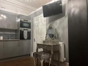 布里斯托Immaculate Studio in Bristol的浴室配有带镜子的梳妆台和盥洗盆