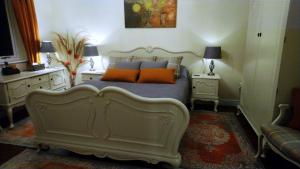 托德莫登Parkin House Guest House的一间卧室配有带橙色枕头的床