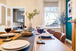 莱斯特Inspira Stays - Monthly DISCOUNTS - Stylish Modern 2 Bedroom House - Free Parking - Wi-Fi的餐桌和酒杯