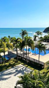 Las PalmerasEl Palmar Beach Residences 901 Beach Front View的享有棕榈树和海洋度假村的空中景致