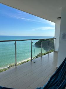 Las PalmerasEl Palmar Beach Residences 901 Beach Front View的海景阳台。