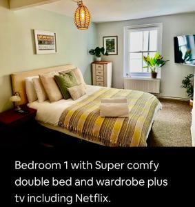 布雷肯Kookaburra lodge的一间卧室配有超级舒适的床、衣柜和带网吧的电视。
