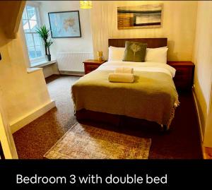 布雷肯Kookaburra lodge的一间卧室配有一张双人床和两张枕头