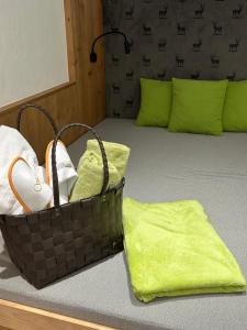 洛伊塔施Hotel Hubertushof - Ihr Hotel mit Herz的床上一篮毛巾