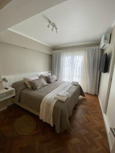 科尔多瓦DEPARTAMENTO CENTRICO CON COCHERA - CORDOBA Argentina-的一间卧室设有一张大床和一个窗户。