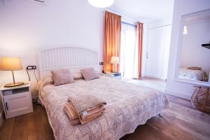 托雷维耶哈HABANERAS的一间卧室设有一张大床和两个窗户。