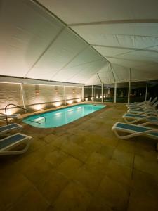 埃斯特角城阿贾克斯酒店的一座带椅子的大型游泳池