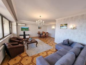 巴库Sea view lux的客厅配有沙发、椅子和桌子