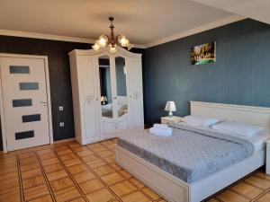 巴库Sea view lux的一间卧室设有一张床和蓝色的墙壁