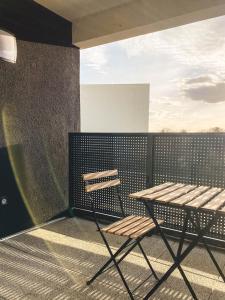 圣路易Studio Le Hésingue- Near Airport, Swiss & German board的阳台的长凳和桌子