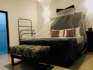 康提九霄云外旅舍的一间卧室配有一张带天蓬的床