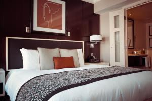 新德里Oyo Hotel Luxury Inn Near Dhaula Kuan Delhi的酒店客房带一张大床,带白色床单