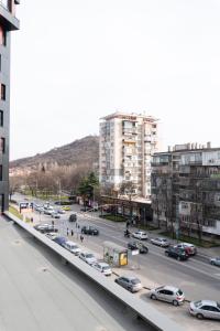 普罗夫迪夫Apartment KALINA with free private parking的一条繁忙的城市街道,在高速公路上行驶,汽车