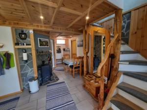 InnfjordenFjordgaestehaus的带楼梯的房间和带桌子的用餐室