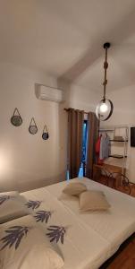 阿普索斯Buenavista apartment的卧室配有白色大床和光线