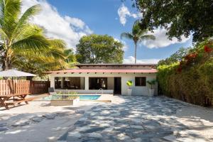蓬塔露奇亚Villa Gabi - Blue Island的一座带游泳池和庭院的房子