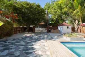 蓬塔露奇亚Villa Gabi - Blue Island的后院设有游泳池、树木和围栏