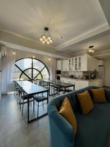 比什凯克Compass Hostel Sydykova的客厅配有蓝色的沙发和桌子