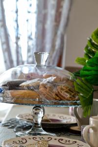 菲乌米奇诺Giramondo Guest house的餐桌上装有食物的玻璃盘子