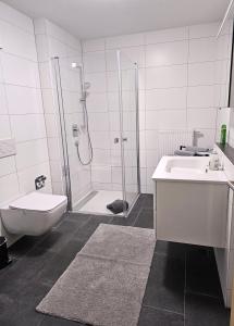 菲林根-施文宁根MY HOME N 35/2的带淋浴、卫生间和盥洗盆的浴室