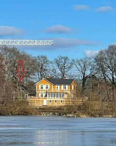 Entire beautiful lakefront house平面图