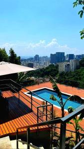 里约热内卢Hotel Castelinho的享有城市美景的甲板上的游泳池