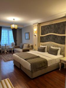 伊斯坦布尔暮烟套房酒店的一间带大床的卧室和一间客厅