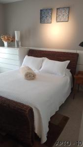 坎波斯杜若尔当瑞士中心公寓酒店的一间卧室配有一张带白色床单的大床