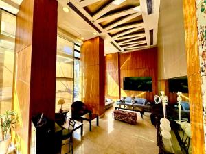 贝鲁特国王套房酒店 的带沙发和电视的客厅