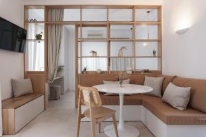 希俄斯enδόtera chios apartments的客厅配有桌子和沙发
