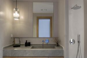希俄斯enδόtera chios apartments的一间带水槽和大镜子的浴室