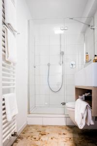 豪森奥博韦雷娜豪亨卡普芬豪弗加特酒店的带淋浴和卫生间的白色浴室