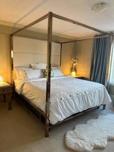 Royal highland livingroom bedroom suite客房内的一张或多张床位