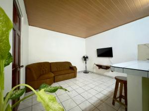 奎波斯城Casa Quepos的客厅配有沙发和桌子