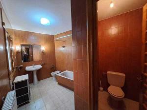 OsmaWAXSIMA Burgo de Osma的浴室配有卫生间、浴缸和水槽。