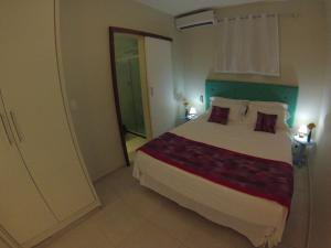 莫罗圣保罗Casinhas do Morro的一间卧室,卧室内配有一张大床