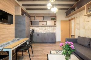索非亚1bdr Trendy Interior Vitoshka Area Ac的厨房以及带沙发和桌子的客厅。